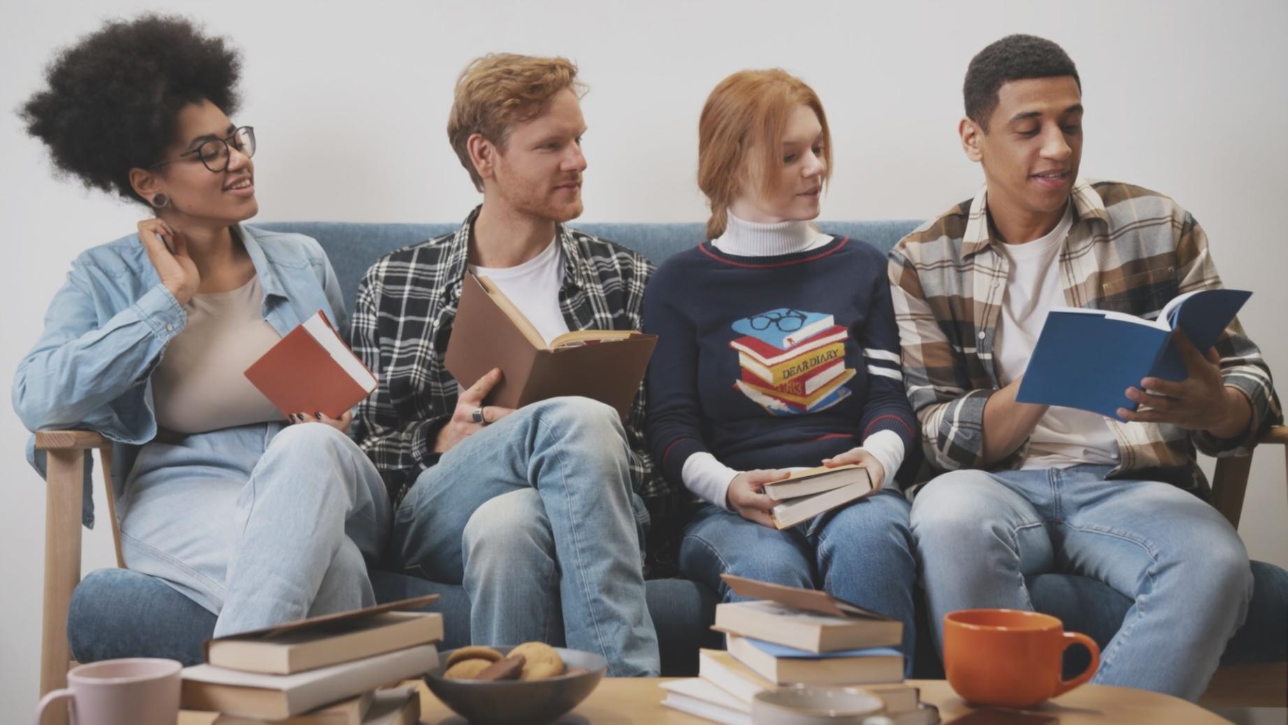 Ambiente de trabajo colaborativo durante sesiones prácticas del programa